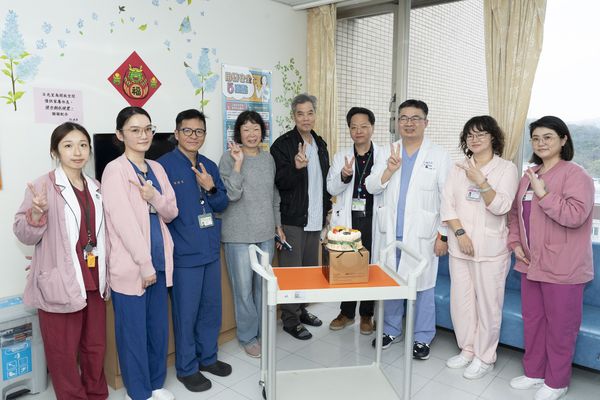 ▲▼65歲的劉先生(圖中)因主動脈剝離昏倒家中，經心臟外科李紹榕主任(右4)及急診陳國智醫師（左3）搶救成功。（圖／記者洪巧藍攝）