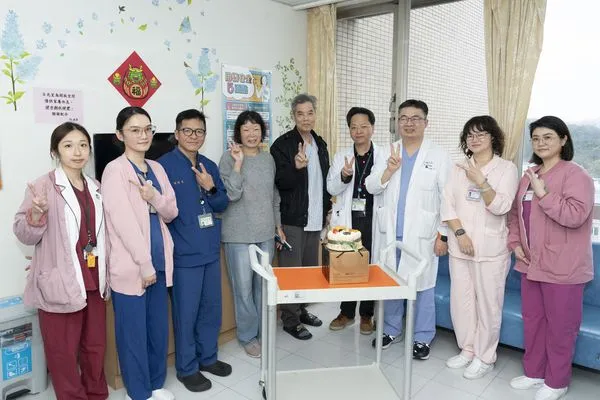 ▲▼65歲的劉先生(圖中)因主動脈剝離昏倒家中，經心臟外科李紹榕主任(右4)及急診陳國智醫師（左3）搶救成功。（圖／記者洪巧藍攝）