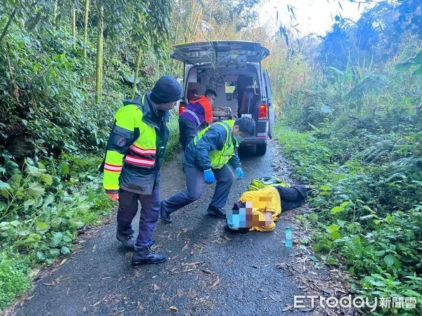 ▲▼  雲縣老翁騎車迷航近百里，竹崎警阿里山區尋獲送醫    。（圖／竹崎分局提供）