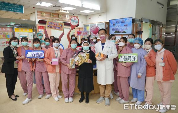 ▲▼  情人節前夕慰問醫護，聖馬爾定醫院院長陳美惠親贈巧克力   。（圖／聖馬爾定醫院提供）