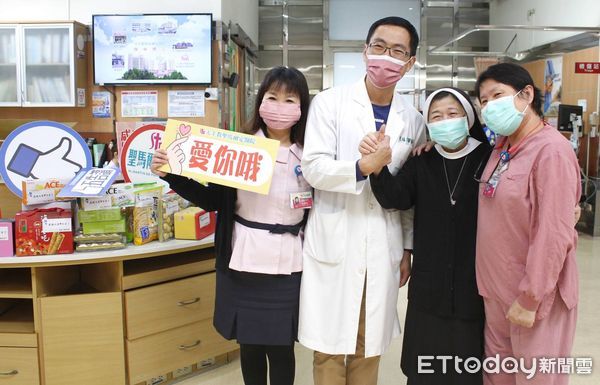 ▲▼  情人節前夕慰問醫護，聖馬爾定醫院院長陳美惠親贈巧克力   。（圖／聖馬爾定醫院提供）