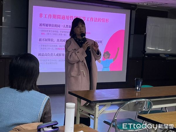 ▲台南市勞工局15日於南門勞工育樂中心辦理「職場大小事講座」，邀請國立中正大學法律系鄭津津教授主講「捍衛你的權益與職場尊嚴-了解性別平等工作法」。（圖／記者林東良翻攝，下同）