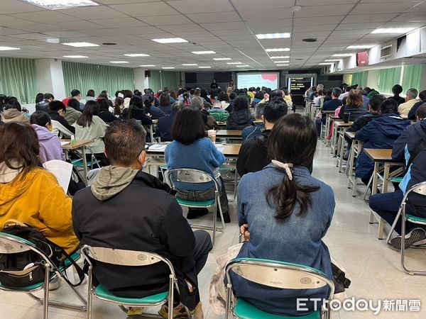 ▲台南市勞工局15日於南門勞工育樂中心辦理「職場大小事講座」，邀請國立中正大學法律系鄭津津教授主講「捍衛你的權益與職場尊嚴-了解性別平等工作法」。（圖／記者林東良翻攝，下同）