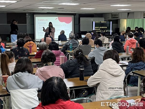 ▲台南市勞工局15日於南門勞工育樂中心辦理「職場大小事講座」，邀請國立中正大學法律系鄭津津教授主講「捍衛你的權益與職場尊嚴-了解性別平等工作法」。（圖／記者林東良翻攝，下同）