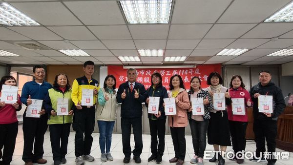 ▲台南市勞工局於15日舉行勞工志工授證暨表揚大會，由王鑫基局長除主持授證及表揚優秀志工。（圖／記者林東良翻攝，下同）