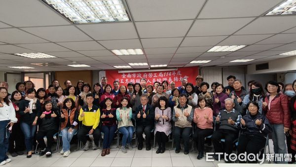 ▲台南市勞工局於15日舉行勞工志工授證暨表揚大會，由王鑫基局長除主持授證及表揚優秀志工。（圖／記者林東良翻攝，下同）