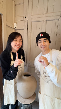 ▲涂善存與合作10年的經紀人許維琪（Vicky），在他生日當天一起完成作品。（圖／佳葳娛樂提供）