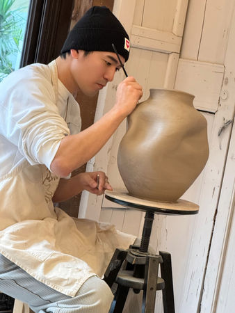 ▲涂善存與合作10年的經紀人許維琪（Vicky），在他生日當天一起完成作品。（圖／佳葳娛樂提供）