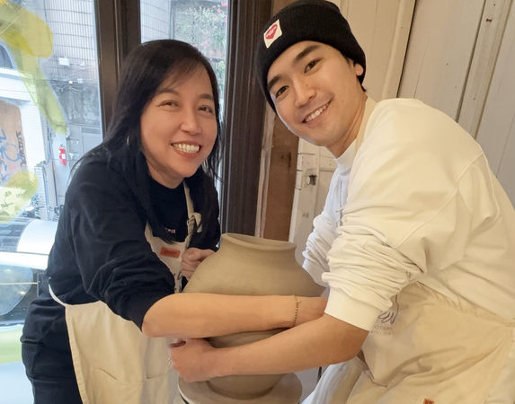 ▲涂善存與合作10年的經紀人許維琪（Vicky），在他生日當天一起完成作品。（圖／佳葳娛樂提供）