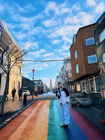 ▲涂善存與合作10年的經紀人許維琪（Vicky），在他生日當天一起完成作品。（圖／佳葳娛樂提供）