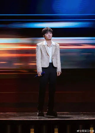 ▲周深上台向觀眾致歉。（圖／翻攝自微博）