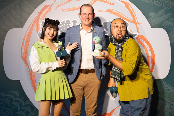 ▲峮峮於活動中與幸運觀眾一起化身「哩程大玩家」，大跳「累哩舞」。（圖／國泰航空）