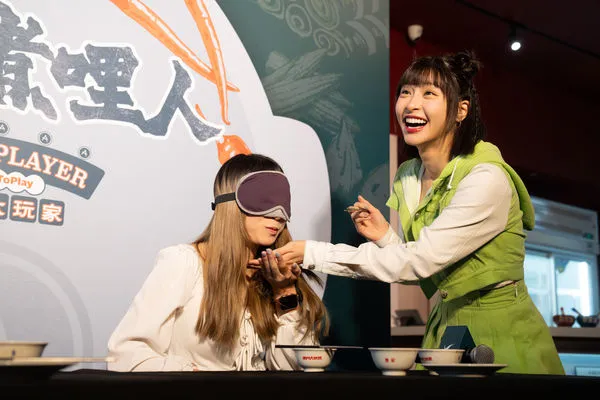 ▲峮峮於活動中與幸運觀眾一起化身「哩程大玩家」，大跳「累哩舞」。（圖／國泰航空）