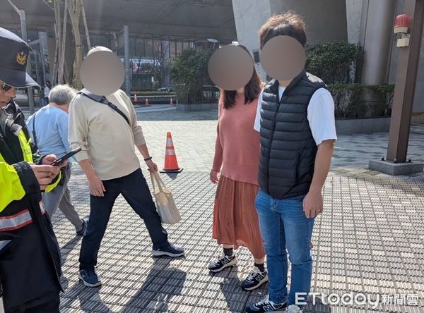 ▲今天是燈會的第4天，江姓女子因地磚脫落凹陷，江女不慎跌倒血流不止，求助警方。（圖／龜山警分局提供、下同）