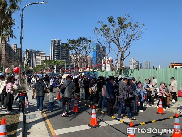 ▲▼排隊領取寶可夢的人潮多，男童與母親走失，經員警幫忙母子2人在服務臺相遇興奮擁抱一起。（圖／龜山警分局提供）