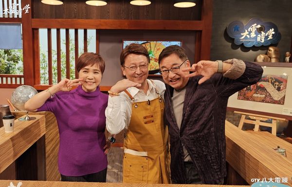 ▲李四端(中)、李濤(右)、李艷秋(左)在《大雲時堂》歡聚。（圖／八大提供）