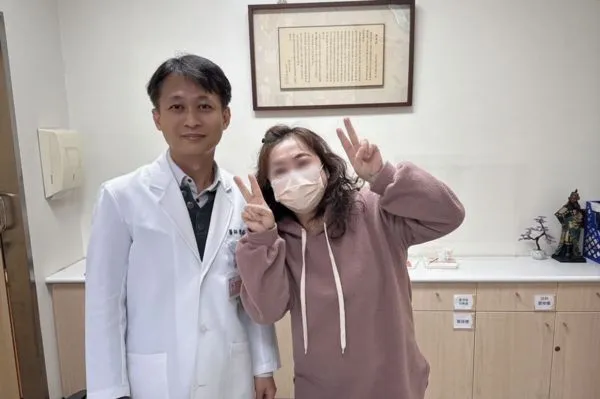 ▲▼40餘歲患者（右）疑因流感導致心臟衰竭，經員榮心臟內科主任陳裕峰（左）費心治療，已完全康復。（圖／員榮醫院提供）