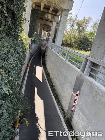▲台南市新營區新東路橋地下機車道發生交通事故，1名老翁徒步行經該處遭不明機車撞擊，經送醫急救不治死亡，機車駕駛人肇事逃逸，警方正積極查緝中。（圖／記者林東良翻攝，下同）