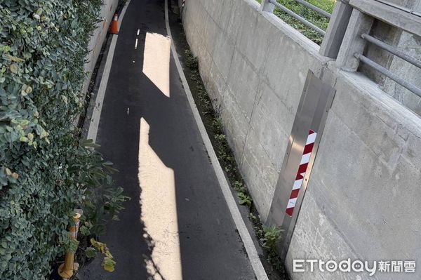 ▲台南市新營區新東路橋地下機車道發生交通事故，1名老翁徒步行經該處遭不明機車撞擊，經送醫急救不治死亡，機車駕駛人肇事逃逸，警方正積極查緝中。（圖／記者林東良翻攝，下同）