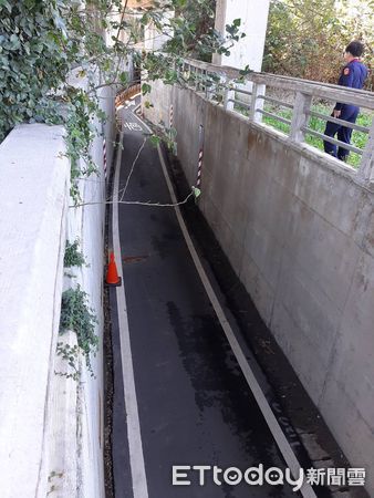 ▲台南市新營區新東路橋地下機車道發生交通事故，1名老翁徒步行經該處遭不明機車撞擊，經送醫急救不治死亡，機車駕駛人肇事逃逸，警方正積極查緝中。（圖／記者林東良翻攝，下同）