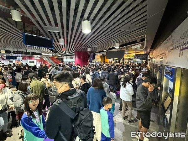 ▲台灣燈會單日湧入超過140萬人次，機捷滿滿人潮。（圖／桃園市政府新聞局提供、下同）