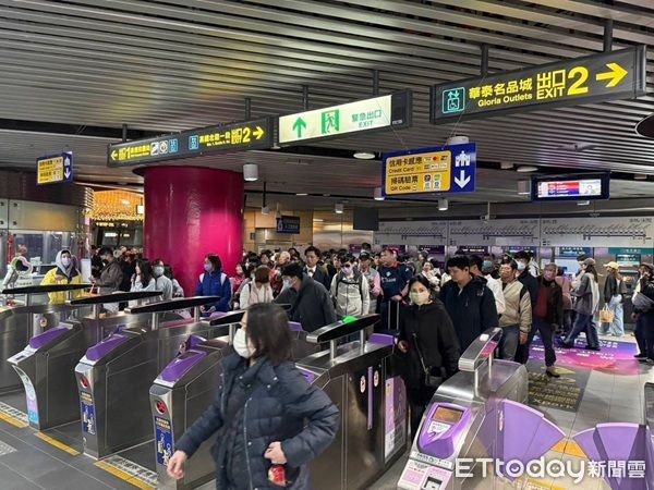 ▲台灣燈會單日湧入超過140萬人次，機捷滿滿人潮。（圖／桃園市政府新聞局提供、下同）