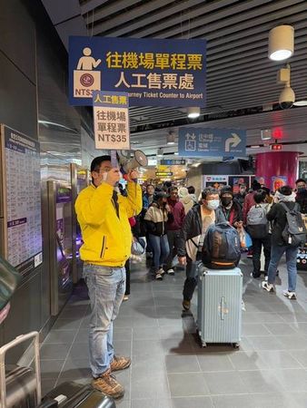 ▲台灣燈會人潮爆，桃捷創新區間車靈活調度