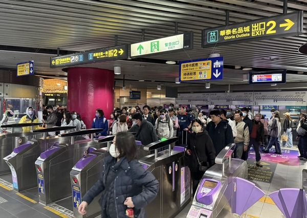 ▲台灣燈會人潮爆，桃捷創新區間車靈活調度