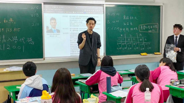 徐誌男曾赴不少高中職招生，最遠還自桃園到台東辦演講，多數活動沒交通與食宿補助，自駕還得負責學生安全，常常累到在蘇花公路打瞌睡，險象環生。（圖／讀者提供）