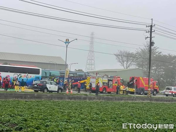 ▲▼嘉義2部遊覽車追撞。（圖／記者翁伊森翻攝）