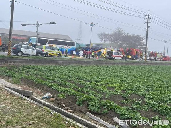 ▲▼嘉義2部遊覽車追撞。（圖／記者翁伊森翻攝）