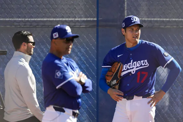 ▲道奇教頭羅伯斯（Dave Roberts）觀看大谷翔平練投露出「爺爺微笑」。（圖／達志影像／美聯社）