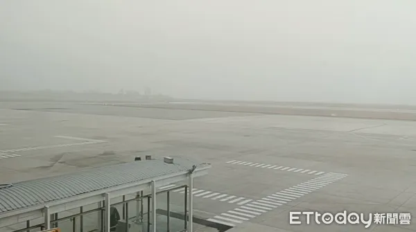 ▲▼金門受濃霧影響，16日上午取消6架航班。             。（圖／記者林名揚翻攝）