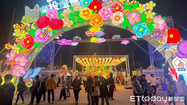 ▲男童被南投燈會人潮擠散迷失，中興警方助家人團圓。（圖／記者高堂堯翻攝）