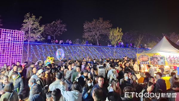 ▲男童被南投燈會人潮擠散迷失，中興警方助家人團圓。（圖／記者高堂堯翻攝，下同）