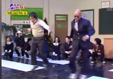 ▲Rain和具俊曄同台尬舞影片被翻出。（圖／翻攝自抖音）