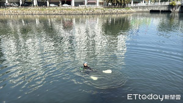 ▲高雄分屍案，警光潛水就難協會潛水教練下水搜索。（圖／記者吳世龍攝）