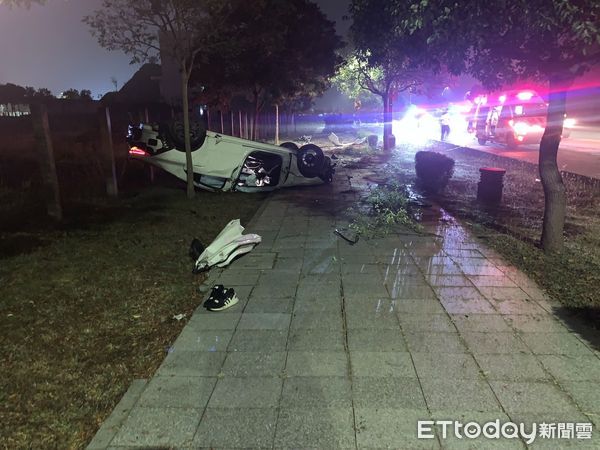 ▲▼台中男開賓士酒駕自撞人行道翻覆。（圖／記者白珈陽翻攝）