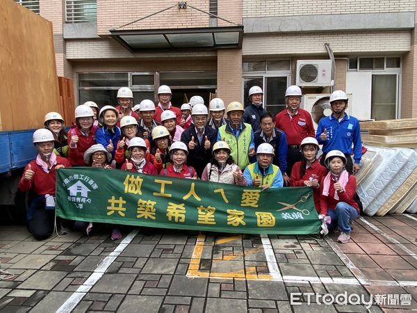 ▲台南市勞工局「做工行善團」修繕志工發揮專長，為弱勢家庭修繕房屋，致力於讓台南市成為幸福安居的城市。（圖／記者林東良翻攝，下同）