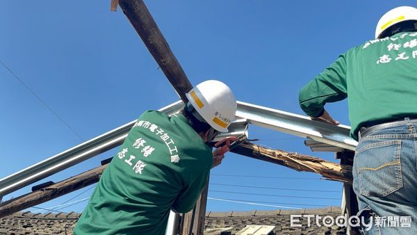 ▲台南市勞工局「做工行善團」修繕志工發揮專長，為弱勢家庭修繕房屋，致力於讓台南市成為幸福安居的城市。（圖／記者林東良翻攝，下同）