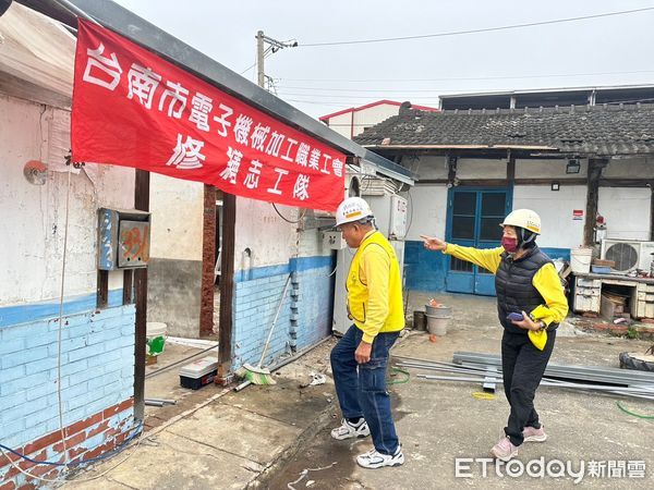 ▲台南市勞工局「做工行善團」修繕志工發揮專長，為弱勢家庭修繕房屋，致力於讓台南市成為幸福安居的城市。（圖／記者林東良翻攝，下同）