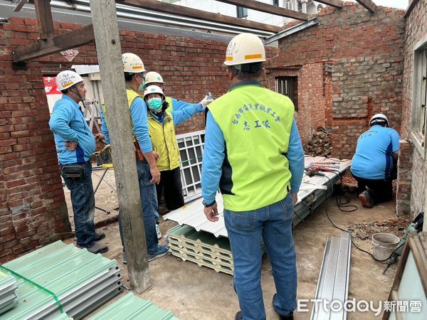 ▲台南市勞工局「做工行善團」修繕志工發揮專長，為弱勢家庭修繕房屋，致力於讓台南市成為幸福安居的城市。（圖／記者林東良翻攝，下同）