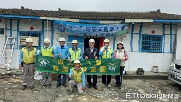 ▲台南市勞工局「做工行善團」修繕志工發揮專長，為弱勢家庭修繕房屋，致力於讓台南市成為幸福安居的城市。（圖／記者林東良翻攝，下同）