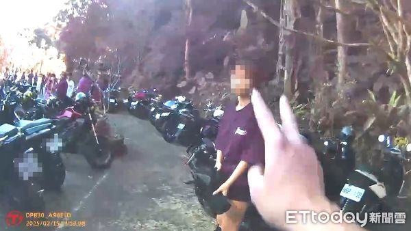 ▲李姓少女因無照駕駛、改裝機車又不服攔查，遭警員開出5張罰單。（圖／記者陸運陞翻攝）