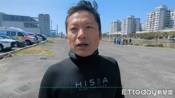 ▲高雄分屍,潛水教練李睿勝撈獲一袋衣物。（圖／記者吳世龍攝）