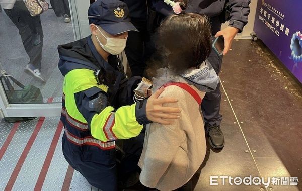 ▲吳姓女童與父母逛燈會不慎走失，哭喊找媽媽，員警透過廣播幫找父母。（圖／桃園警分局提供、下同）