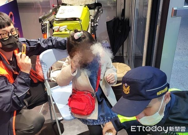 ▲吳姓女童與父母逛燈會不慎走失，哭喊找媽媽，員警透過廣播幫找父母。（圖／桃園警分局提供、下同）