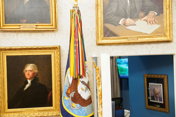 ▲▼川普將「監獄照」裱框掛白宮牆上。（圖／路透）