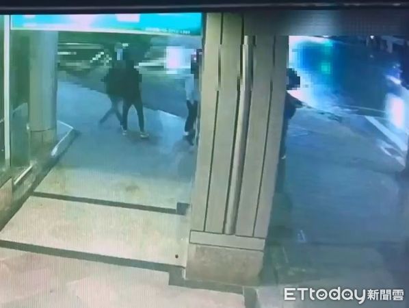 ▲弘仁會松聯幫10人在東區街頭動刀鬥毆，警方事後逮捕動刀陳男。（圖／記者張君豪翻攝）