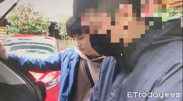 ▲弘仁會松聯幫10人在東區街頭動刀鬥毆，警方事後逮捕動刀陳男。（圖／記者張君豪翻攝）